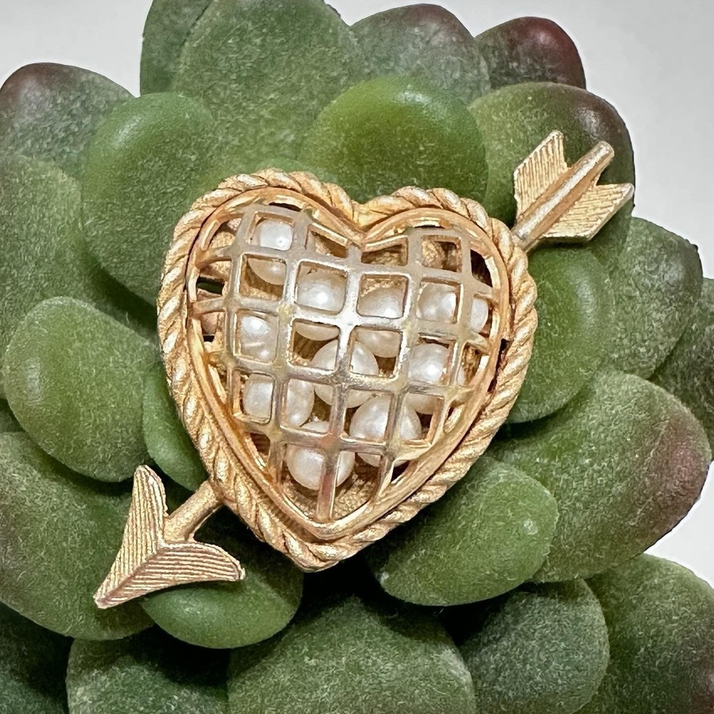 Vintage Gold-Tone Heart & Arrow Brooch with Faux Pearls – Romantic Statement Pin